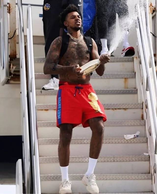 意媒：黄潜考虑买断那不勒斯租将拉法-马林，皇马握有回购权（意媒：比利亚雷亚尔考虑买断租借自那不勒斯的拉法-马林，皇马拥有回购权）