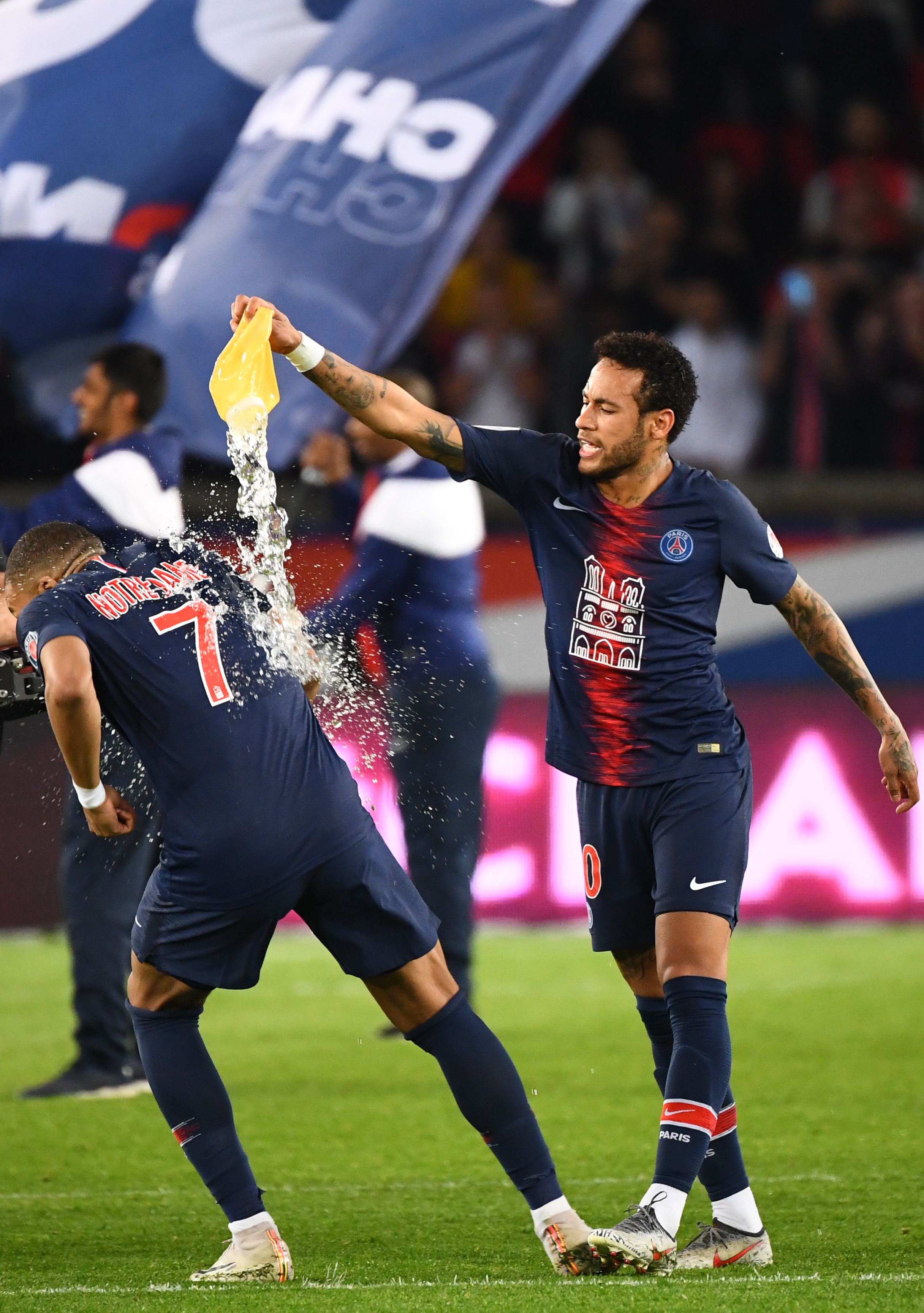 C罗挑战机器人守门员，射门频频被挡出，最后抓住漏洞进球（C罗与机器人门将过招，多次射门被化解，终寻破绽破门）