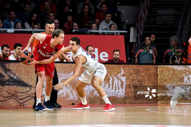 沙特主场气势惊人（沙特主场声势逼人）