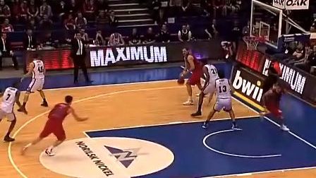 东西部得分王各砍10分，詹姆斯贡献劈扣，两队首节战平（东西部得分王齐取10分，詹姆斯上演暴扣，首节双方战成平手）