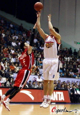 状态火热！穆雷首节6中4得到10分2篮板1助攻（穆雷开局火力全开：首节6投4中拿下10分2篮板1助攻）