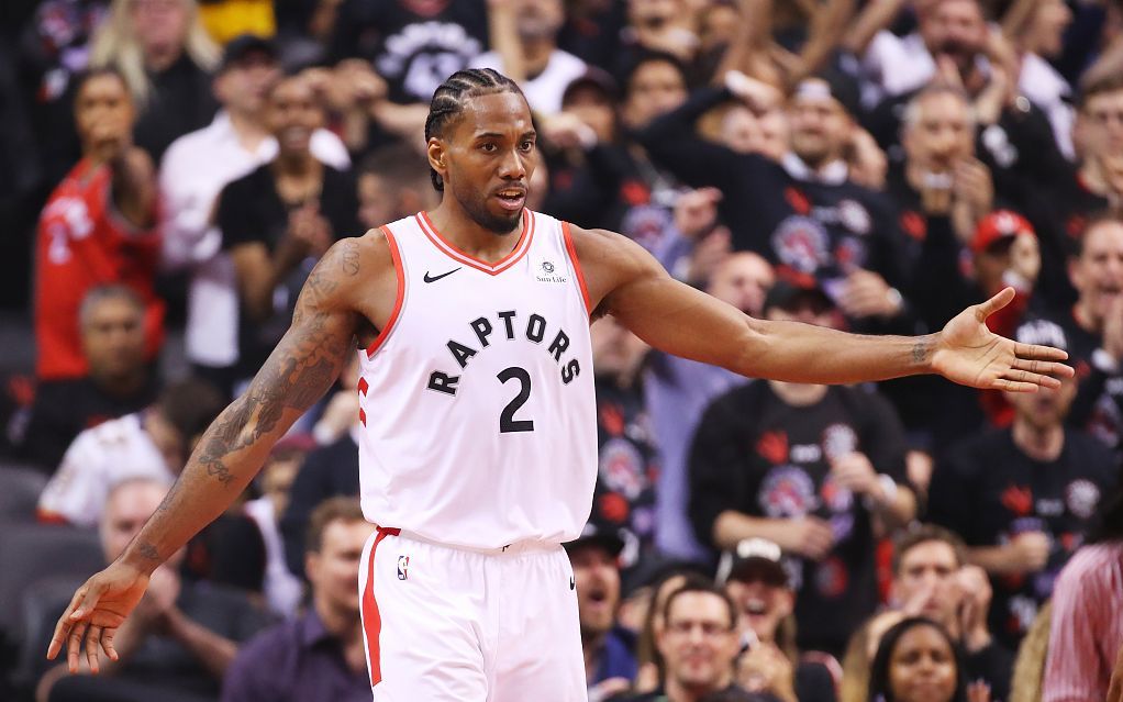 杜兰特关键中投，全场掌声雷动（杜兰特关键中投引爆全场掌声）