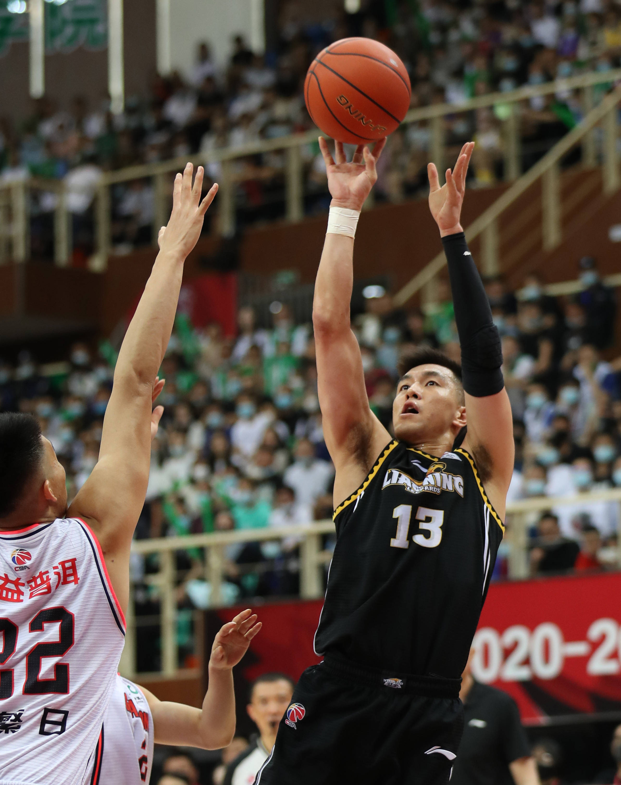 尤文大巴玻璃再次被洪水球迷砸碎！（尤文大巴车窗再度遭洪水球迷砸碎）