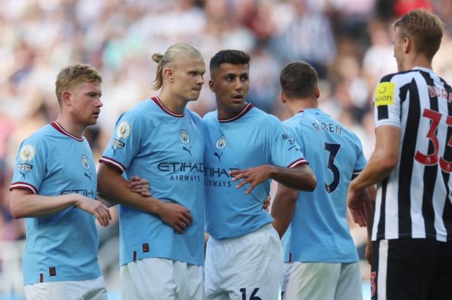 年轻门将迅速成长，被誉为未来之星（年轻门将飞速进步，被视为明日之星）