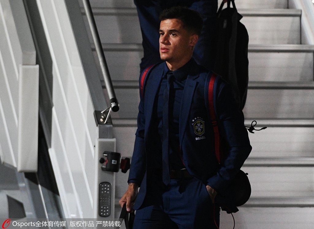 记者：海港对奥斯卡健康状况高度关切，通过多种方式表达慰问（记者：海港对奥斯卡健康深表关切，多途径表达慰问）