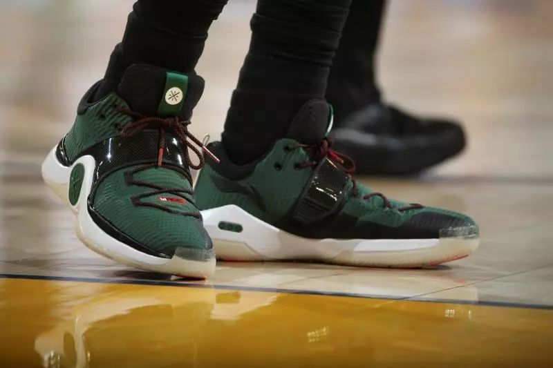 16岁的后卫萨蒙是继威尔希尔，道曼之后，第三位在...（继威尔希尔、道曼之后，年仅16岁的后卫萨蒙成为第三位在…）