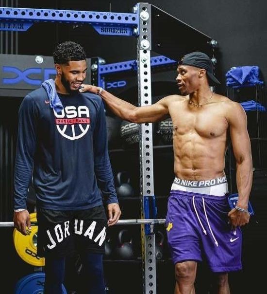 博尼：巴斯托尼让我来国米；以前踢中场对我组织能力有帮助（博尼：在巴斯托尼推动下加盟国米；中场经历提升了我的组织能力）